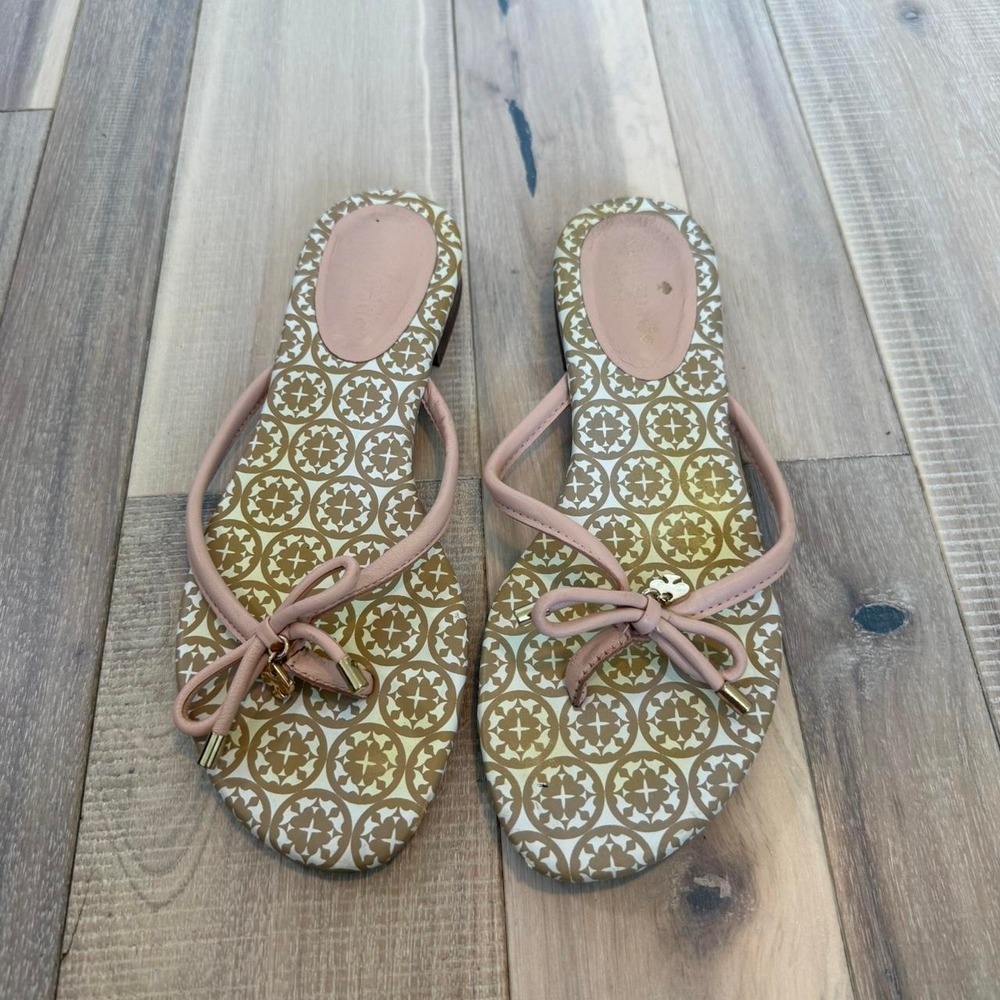 Kate Spade pink and gold sandals with bow detail. Size: US 6